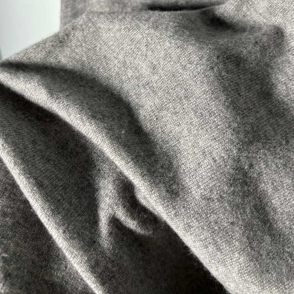 CLUB MONACO | Grey Cashmere Sweater - Picture 3 of 5